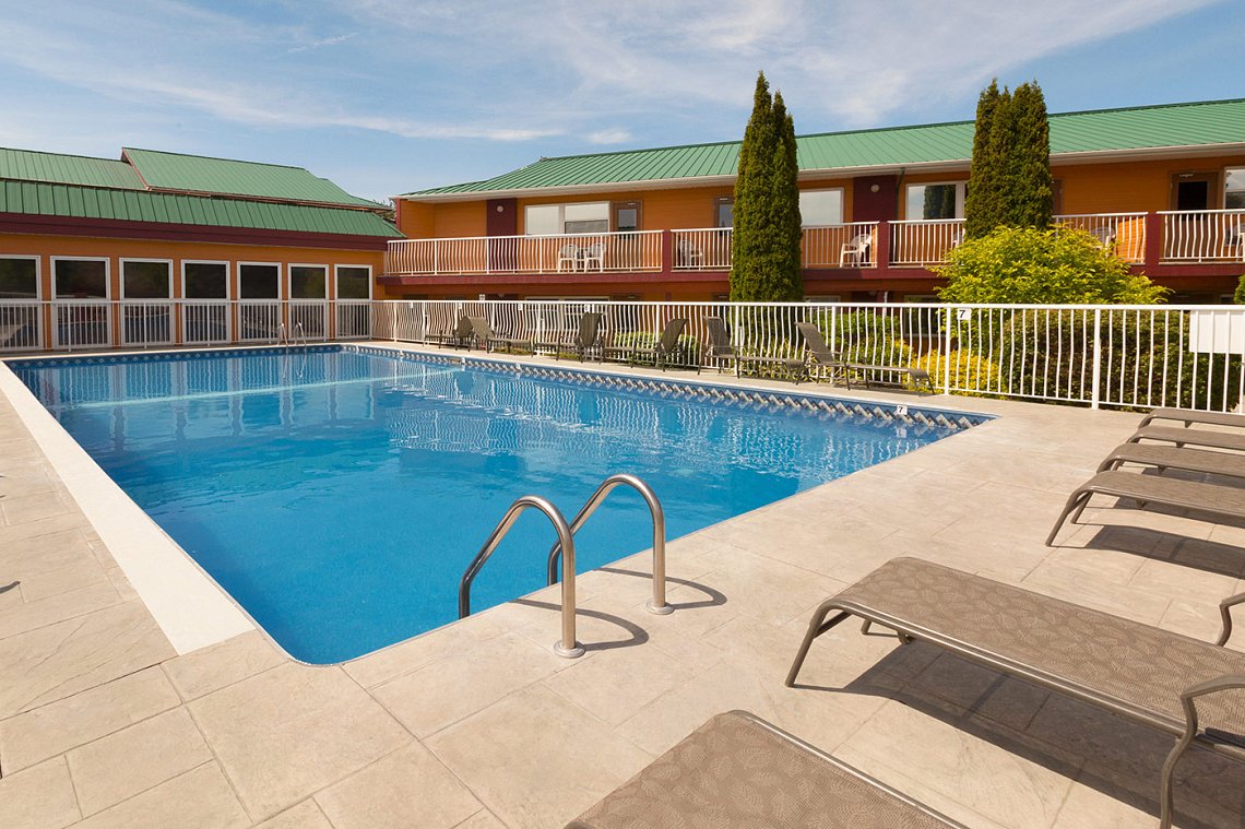 Pool View Room Days Inn and Conference Centre Penticton